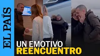 El momento en el que los italianos liberados de Venezuela aterrizan en Roma | EL PAÍS