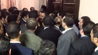 وكلاء النيابة اثناء محاولة اقتحام مكتب النائب العام طلعت عبدالله