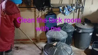 CLEAN THE TACK ROOM WITH ME !!