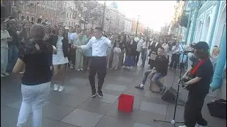 Уличные музыканты Питер Марк Зенков на Невском 14 июня ч1 - Музыка нас связала