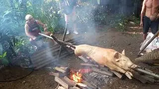 Pinoy idol roasts pork