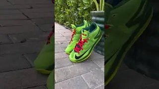 Can never go wrong with a Grinch theme Custom