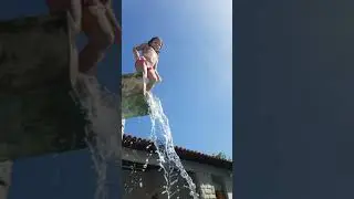 Bibi pulando na piscina