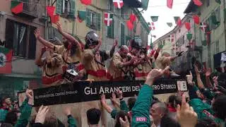 Carnevale di Ivrea 2018 - Omaggio tra Aranceri del Centro Storico e Tuchini del Borghetto
