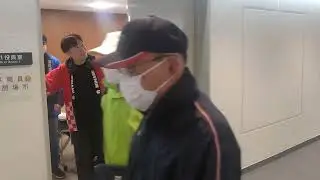 ミオードアの中へ入る、ホゴちゃんドアから出る