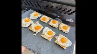Toasts aux oeufs de caille
