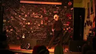Lou Kiss Act 1