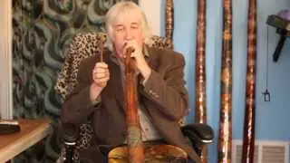 Мастер по изготовлению диджериду показывает, как это делается