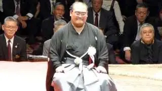 高見盛、元高見山による止め鋏（平成25年10月6日、高見盛断髪式 Takamisakari retirement ceremony）