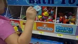 Шопинг. Покупаем подарок для Никки. Танцы в магазине. Shopping. Buying new toy for Nikki.