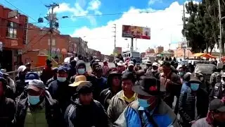 Impfgegner in Bolivien blockieren die Straßen