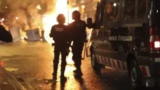 Tercera noche de incidentes por el desalojo del centro okupa Can Vies en Barcelona