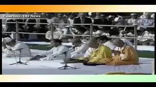 President Pranab Mukherjee paying  Floral tributes to Mahatma Gandhi