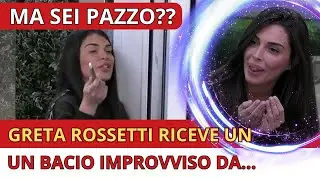 🌎 GRETA ROSSETTI RICEVE UN BACIO IMPROVVISO DA...