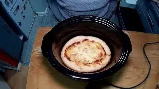 Cheesy Deep Dish Pizza (Slow Cooker) // Pinch of Nom