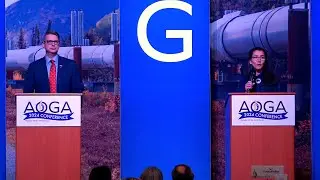 Член Палаты представителей США Мэри Пелтола и Ник Бегич проводят дебаты на форуме кандидатов Ассо...