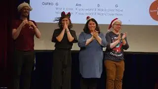 So this is christmas: hundreds of ukulele players @ the Berlin Ukulele Singstrum - John Lennon cover