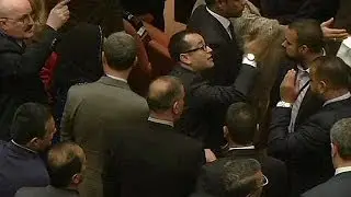Iraq: Angry scenes from first parliament meeting
