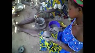 Fabrication de Poterie &agrave; kogo village de Forgeron vers Segu&eacute; cercle de Bankass au Mali 2012