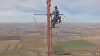 Subindo na torre de TV mais alta do mundo.