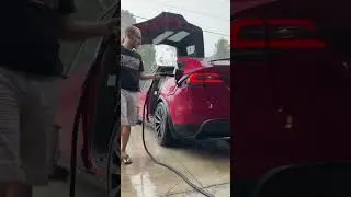 Двери Tesla Model X Falcon Wing против дождя