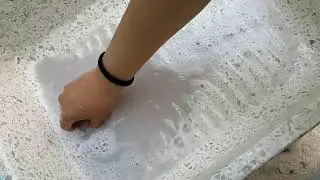 Lavando a mano las pijamas con jabón #blancanieves El agua salió muy sucia 🤢🧺🧼
