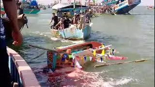Proses pelarungan perahu dongdang kelaut di acara ruat laut KUD Mina fajar sidik Blanakan Subang