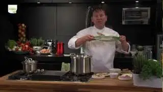 Heldere bouillon van hamreepjes met verse kruiden