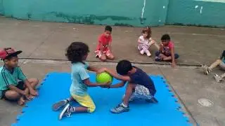 Lutas na escola: jogos de lutas e de oposição corporal.