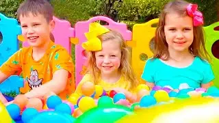 Stacy e seus amigos brincam com novos brinquedos.
