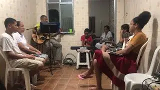 Meu filho tocando seu primeiro louvor na igreja com seu pai para glória de Deus!