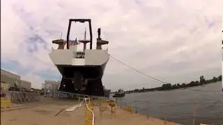 Tewaterlating schip loopt vreselijk mis: cameraman getroffen door brokstukken