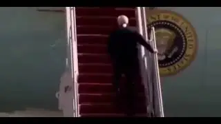 Biden cade dalle scale - Parodia
