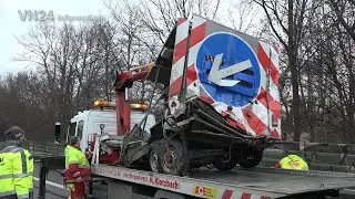 18.12.2020 - VN24 - Грузовой автомобиль врезается в управляющий прицеп на автомагистрали А45
