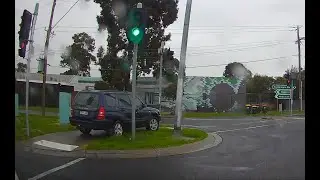 Weekly Dashcam Submissions - Cant park there mate 🤣🤣