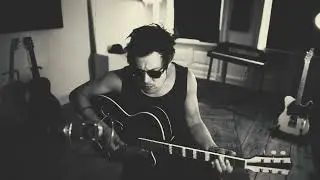 Jon Kenzie performing 'World keep on turning' by Peter Green