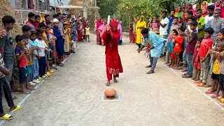 কে জিতবে কোন পুরস্কার ? চোখ বেধে হাড়ি ভেঙে প্রয়োজনীয় উপহার জেতার খেলায় মাতলো নতুন গ্রামের মহিলারা
