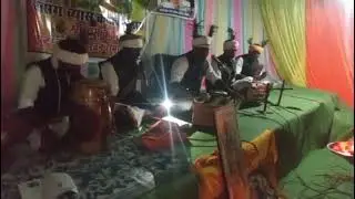 आरती करते हुए 