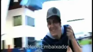 Luan Santana Dançando  com Guarda-Chuva
