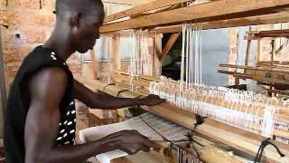 Ibrahima aus Mali is weaving in Ouagadougou, Burkina Faso at a Flying-8 weaving training