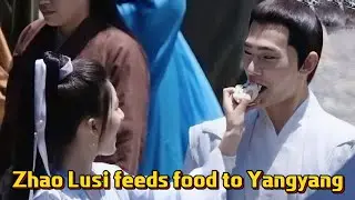 Zhao lusi feeds food to Yangyang 赵露思喂杨洋吃馒头