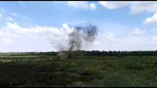 Detonacja pocisk&oacute;w artyleryjskich na poligonie