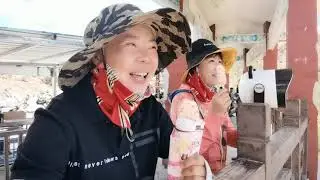 女司机自驾西藏，翻越海拔5130米东达山，在山顶被眼前景色感动了
