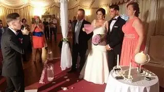 Hermano del novio canta una canción compuesta para ellos.