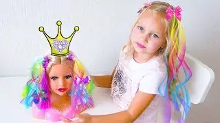 Алиса играет в САЛОН КРАСОТЫ с любимыми куклами !