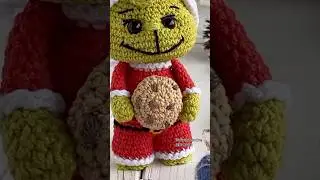 Small crochet chocolate chip cookie for amigurumi Santa Grinch. Pattern in ToyfoxStore on Etsy