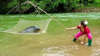 Fishing Techniques on Rivers, How To Trap Stream Fish and Traditional Fishing with Net | Mai Fishing