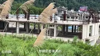 聞名世界的張家界風景區，旁邊一大片爛尾樓群。道德模範在大便裡撈手機