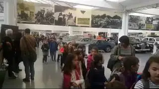 Učenici izlaze iz Muzeja automobila Ferdinand Budicki