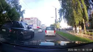 Наглец на старом Range Rover 888